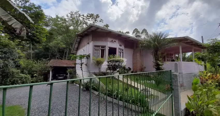Pequeno sitio com 9.583,08m² no bairro testo salto, ribeirão schelter. natureza, exuberante com com uma linda casa de madeira ,contendo 3 dormitórios, sala cozinha, dois banheiros, churrasqueira, gara