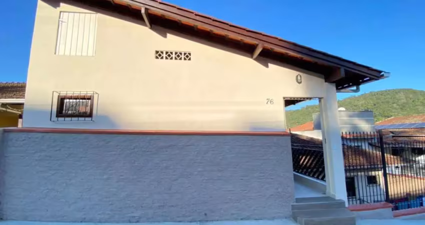 Casa disponível para locação no bairro velha central, em blumenau/sc.