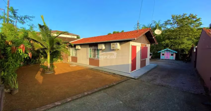 Residência apta a financiamento bancário, com amplo terreno na água verde em blumenau.