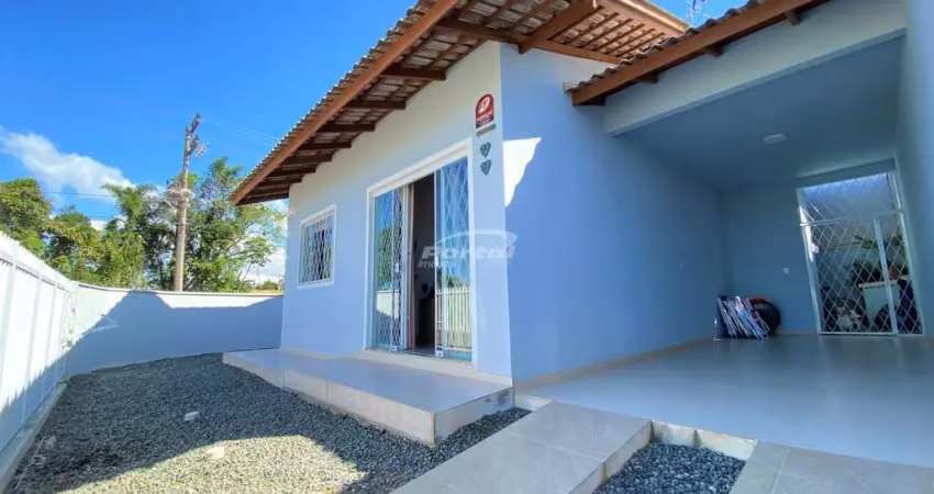 Casa com 2 dormitórios, sendo 1 suíte e grande terreno no itacolomi, em balneário piçarras, a 1,5km da praia!