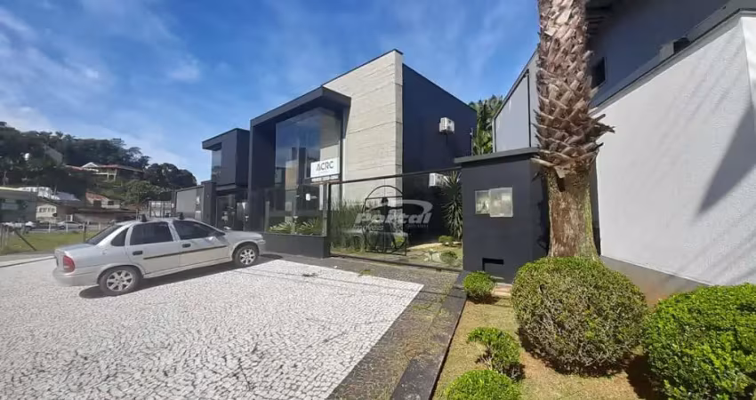 Ponto comercial para locação no bairro itoupava norte! com 165m² de area construida, semi mobiliado, hall de entrada, recepção, salas, 03 banheiros sendo um pne, ambientes climatizados, sistema de seg