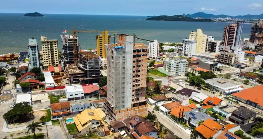 Cobertura com 3 suítes e duas vagas de garagem a 250 metros do mar no centro de balneário piçarras/sc (cód. 14811)