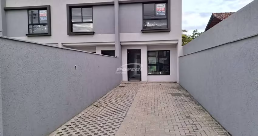 Sobrado no bairro da velha com 2 suítes, 2 vagas de garagem e amplo espaço de terreno