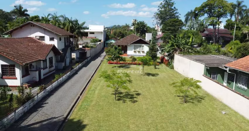 Itoupava seca amplo terreno com 1.589,41 m² casa com 240m² com 4 dormitórios sendo duas suítes.