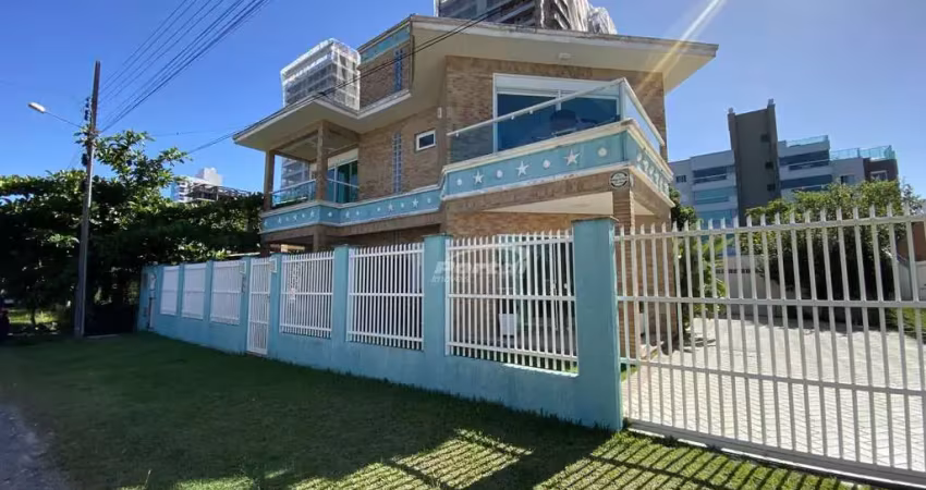 Casa alto padrão com 3 quartos, sendo 1 suíte a menos de 100 metros do mar!