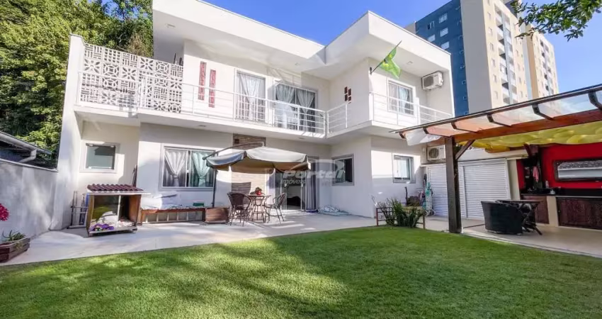 Excelente casa com 2 suítes, sendo uma com closet, 2 vagas de garagem coberta, localizado no centro de balneário piçarras - sc.