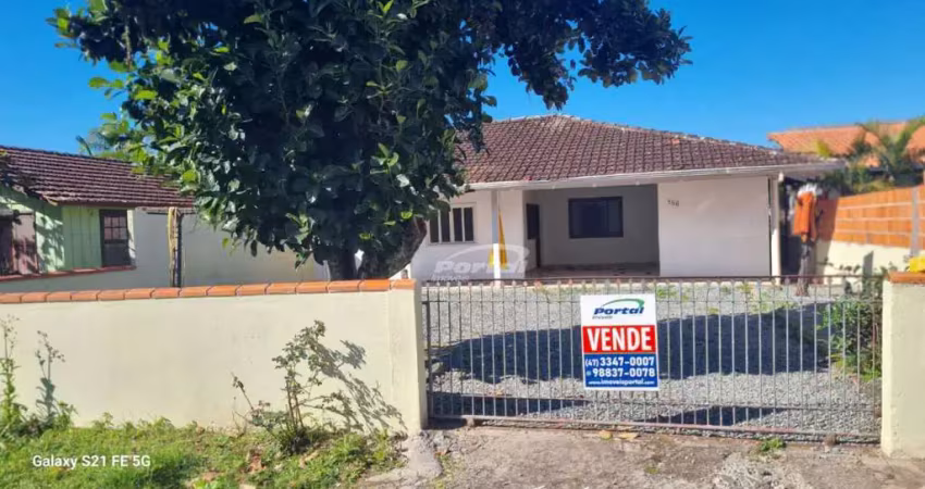 Excelente casa com 4 dormitórios, sendo 2 suítes e amplo espaço externo, no bairro santo antônio em balneário piçarras!