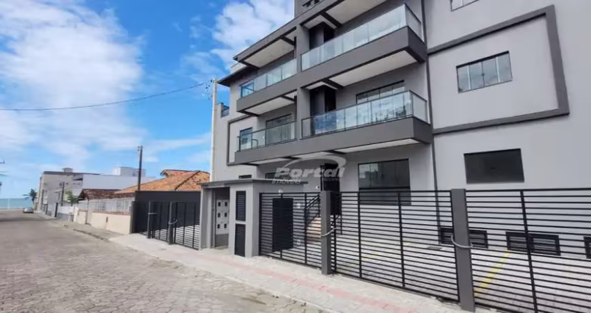 Apartamento á venda, com 2 dormitórios sendo 1 suíte, a aproximadamente 100 metros do mar, na praia do tabuleiro em barra velha/sc