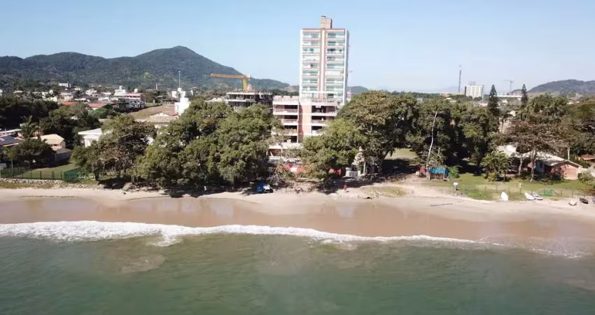 Apartamento frente com 3 suítes e 2 vagas de garagem na praia da armação em penha/sc!