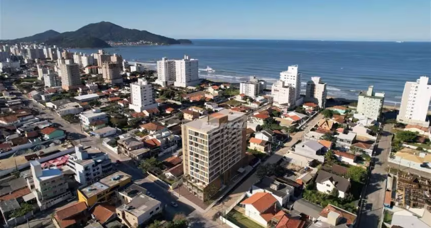 Apartamento na quadra do mar, 2 suítes, área de lazer completa no bairro gravatá em navegantes sc
