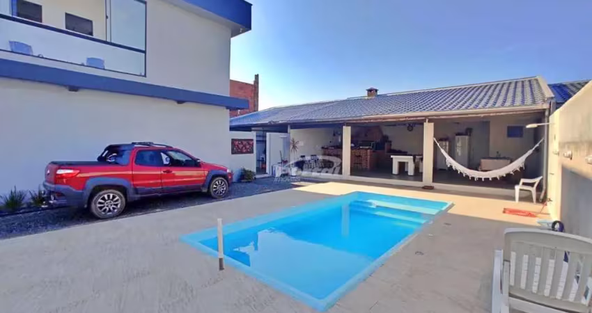 Casa estilo sobrado com 2 dormitorios sendo 1 suite, bairro quinta dos açorianos em barra velha, distância da praia 3,7km (18315)