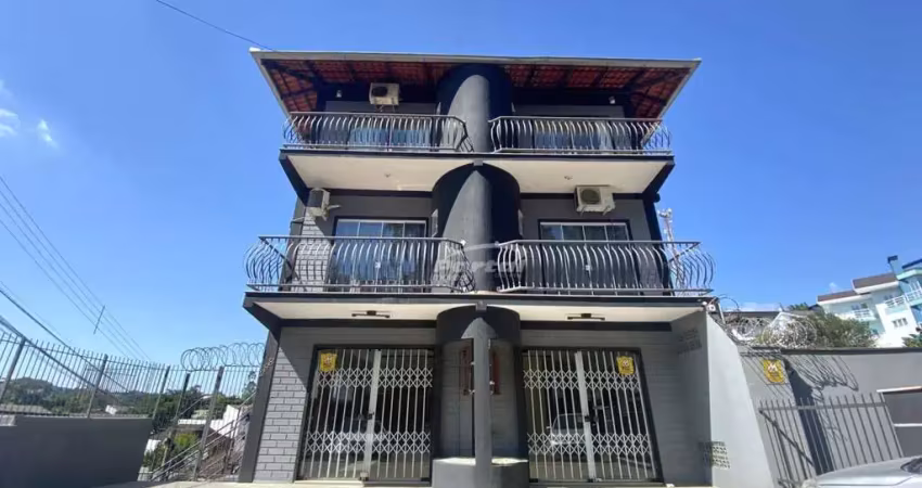 Imovel com aproximadamente 80m², térrea, com 01 sala principal que acompanha ar condicionado, 01 sala menor, 01 amplo banheiro social ja adaptado para pcd e vagas de estacionamento rotativo em frente 