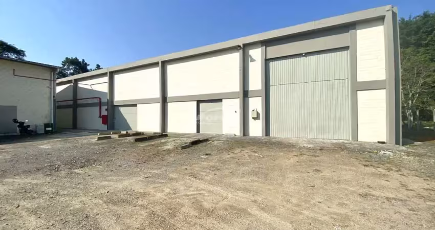 Galpão industrial para locação no bairro itoupava central, bairro com maior potencial de expansão e em constante crescimento. com 720m², terreno plano, amplo estacionamento interno e externo.