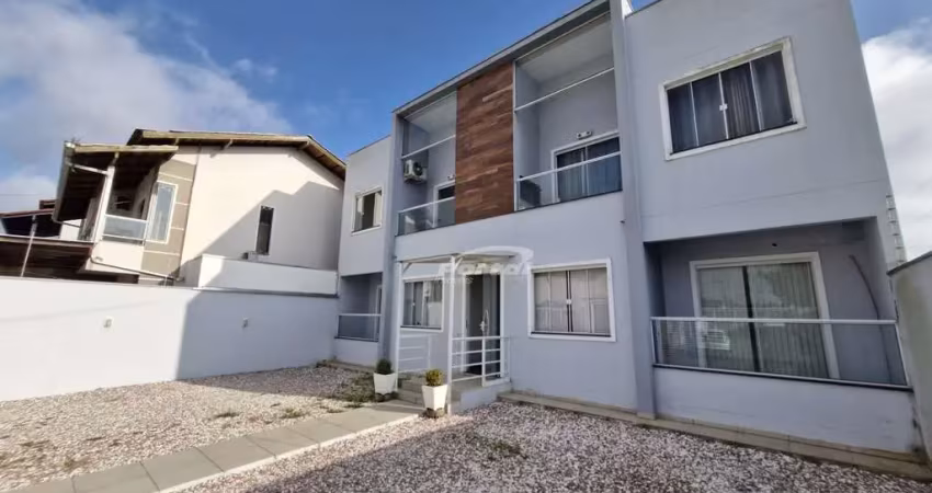 Excelente apartamento próximo a praia com duas vagas de garagem descobertas.