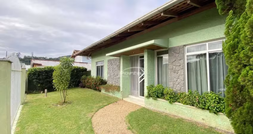 Casa a venda com 3 quartos sendo 1 suíte e área de festas com piscina no bairro garcia em blumenau!
