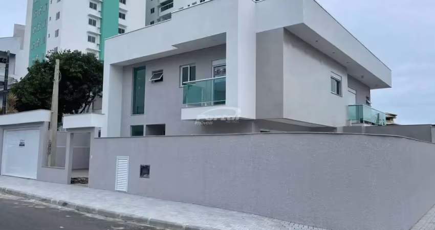 Maravilhosa casa com 03 suítes sendo 01 master com closet, 320 metros do mar, centro, barra velha sc