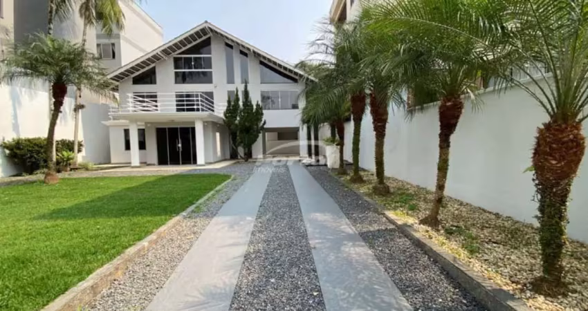 Magnífica casa com amplo terreno localizada no inicio do bairro velha em blumenau/sc!