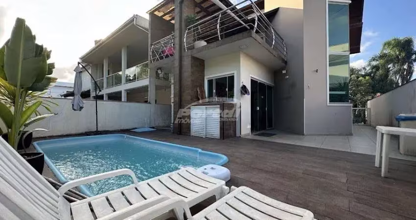 Casa com piscina em condominio fechado disponível para locação no centro de balneário piçarras/sc (cod. 20838)