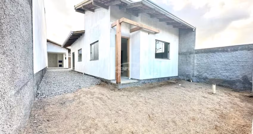 Casa com 3 quartos, área de lazer e passagem lateral em gaspar