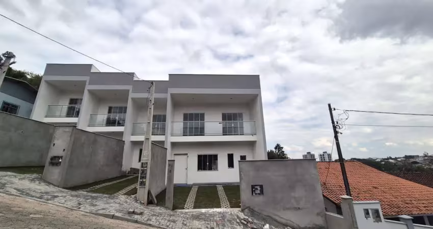 Sobrado espaçoso com duas suítes no bairro fortaleza!