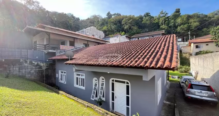 Excelente casa com amplo terreno na região da divinópolis para venda no bairro da velha!