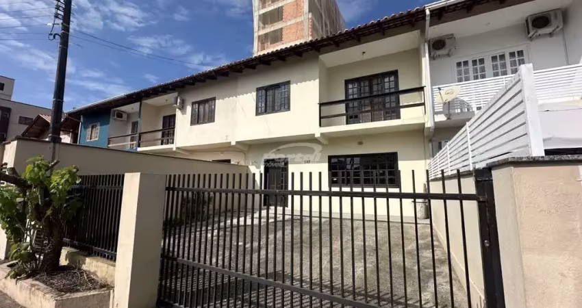 Casa disponível para locação no bairro centro, em balneário piçarras/sc. (cód. 21786)