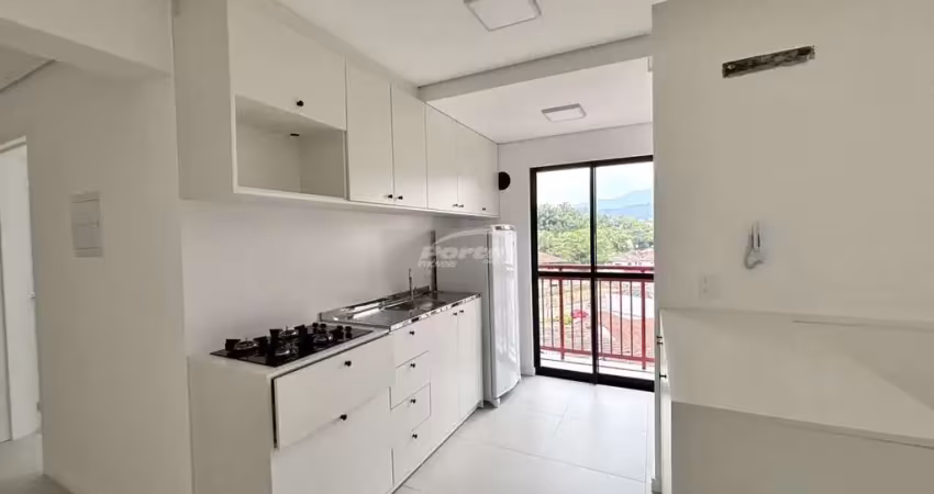 Apartamento semi mobiliado com 69m², 02 dormitórios, sendo 01 suíte (com ar condicionado), sala de estar com sacada com churrasqueira, cozinha e sala de jantar conjugadas, banheiro social, area de ser