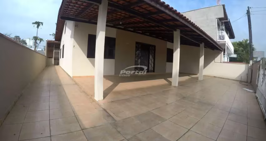 Casa com 4 quartos a menos de 200 metros do mar, no bairro itacolomi em balneário piçarras/sc (cód. 13844)