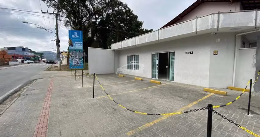 Loja térrea comercial disponível para locação no bairro armação, em penha/sc.