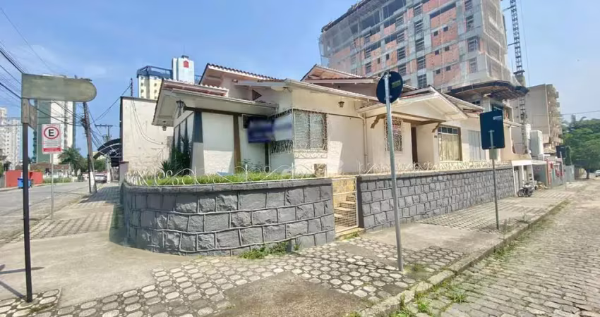 Ponto comercial com 444m² de area construida e 606m² de terreno, 09 salas, 01 cozinha com moveis sob medida, 04 banheiros, 02 areas de serviço, 02 vagas de garagem cobertas.