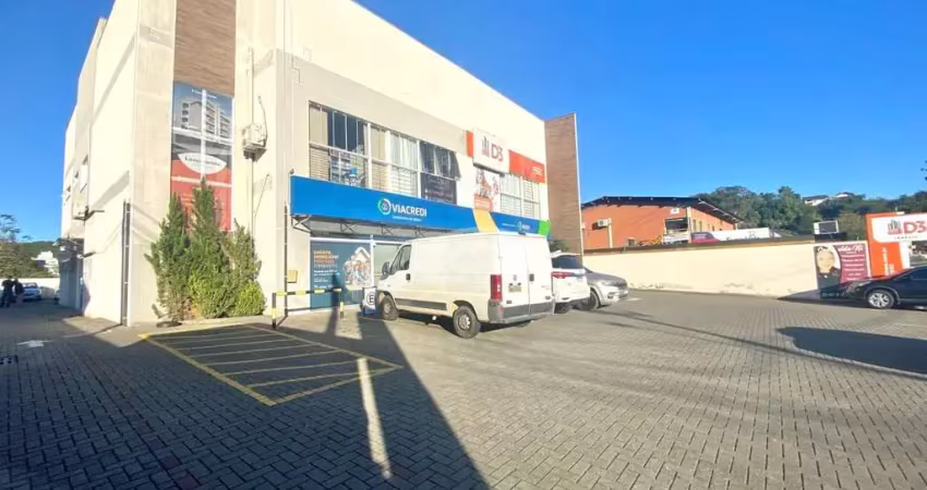 Imóvel com 45m², localizado no segundo piso, banheiros compartilhados com as outras salas e vagas de garagem rotativas. obs: proprietário irá pintar assim que alugar.
