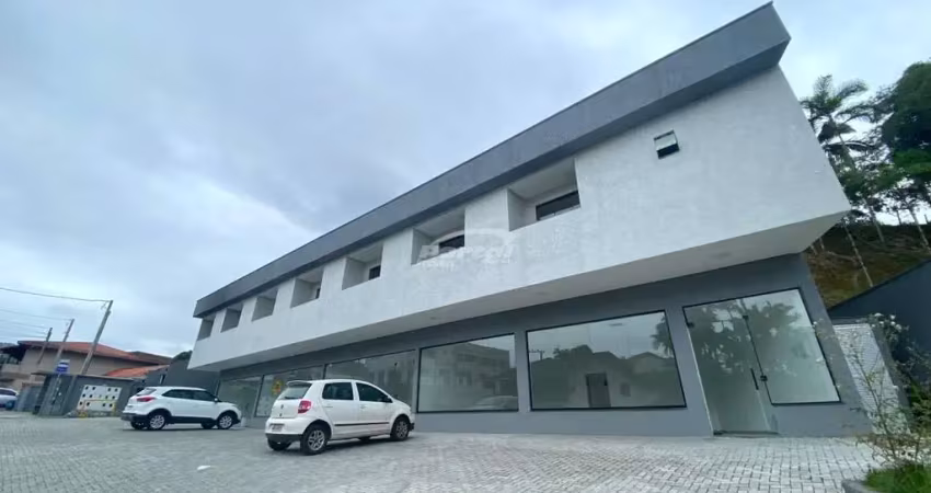 Apartamento de 01 dormitório com sacada, sala de estar, cozinha e sala de jantar conjugadas, banheiro social e area de serviço conjugadas e 01 vaga de garagem descoberta. proximo de supermercado, acad