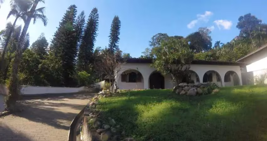 Casa com 3 quartos e amplo terreno disponível para locação no bairro vila nova - blumenau/sc