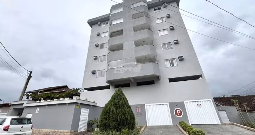 Amplo apartamento com 02 dormitórios, sendo 01 suíte, sala de estar com sacada com churrasqueira, cozinha, sala de jantar, banheiro social, area de serviço e 02 vagas de garagem cobertas.