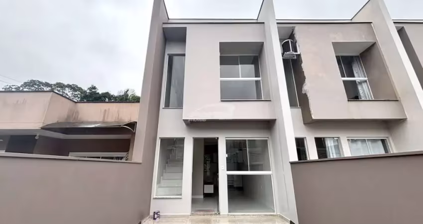 Imóvel com 76m², 02 dormitórios, sala de estar, cozinha, sala de jantar, lavabo, área de serviço, 01 vaga de garagem e quintal na frente e fundos. casa toda murada e com portão eletronico.