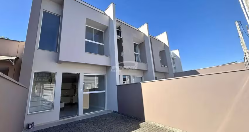 Imóvel com 76m², 02 dormitórios, sala de estar, cozinha, sala de jantar, lavabo, área de serviço, 01 vaga de garagem e quintal na frente e fundos. casa toda murada e com portão eletronico.