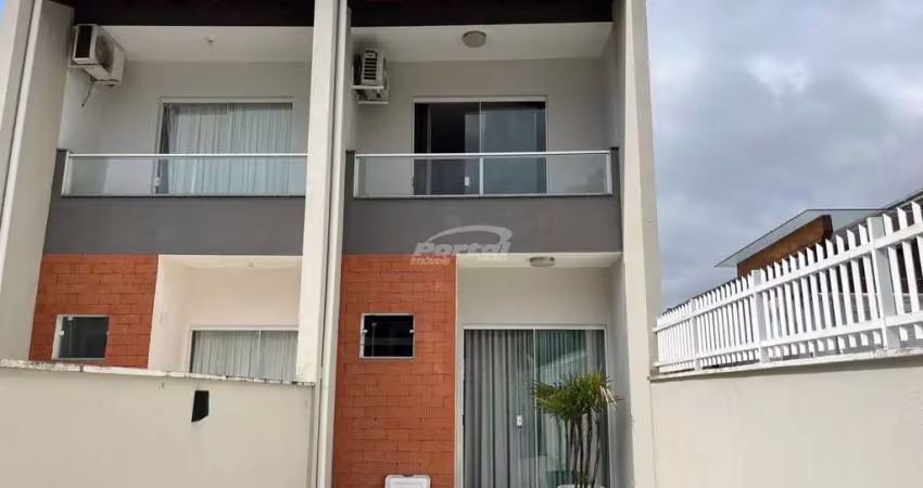 Sobrado à venda no bairro água verde, em rua tranquila e com ótima vizinhança.