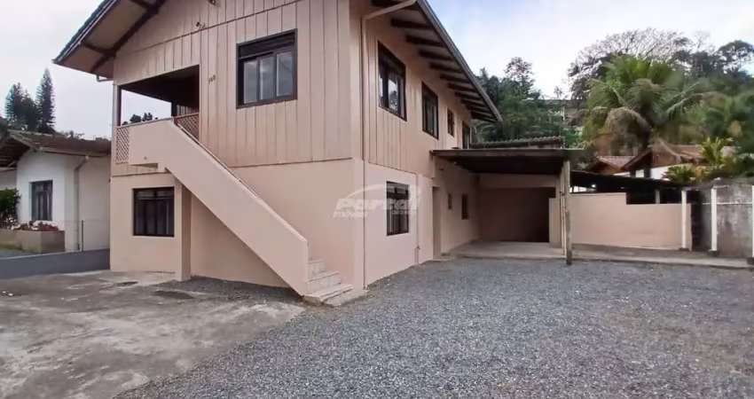 Casa 3 dormitórios disponível para locação no bairro salto, blumenau sc.
