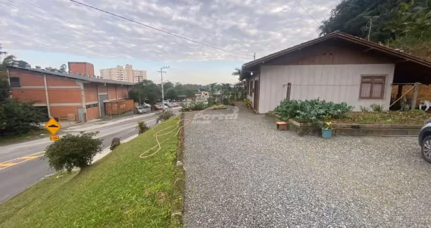 Amplo terreno à venda em blumenau no bairro itoupava central.