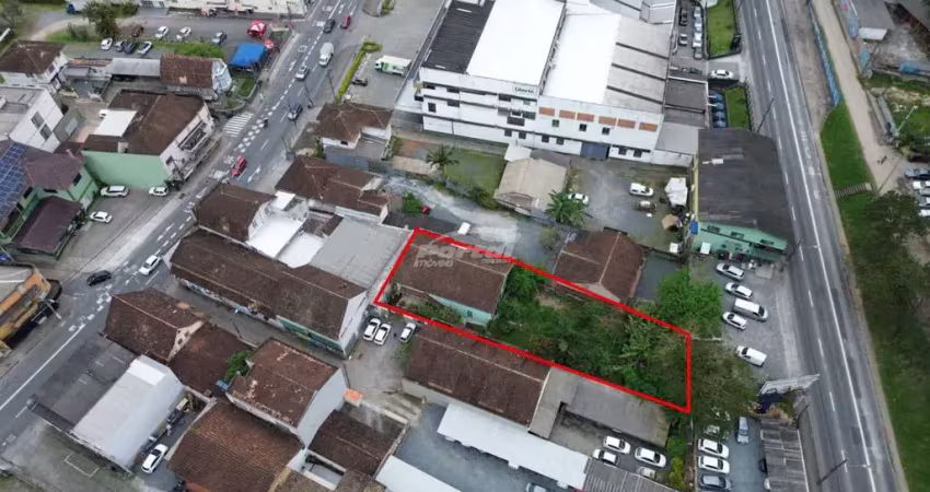 Magnífica casa com amplo terreno localizada no inicio do bairro centro blumenau/sc.
