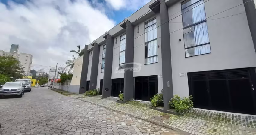 Sobrado semi mobiliado, disponível para locação no bairro garcia em blumenau