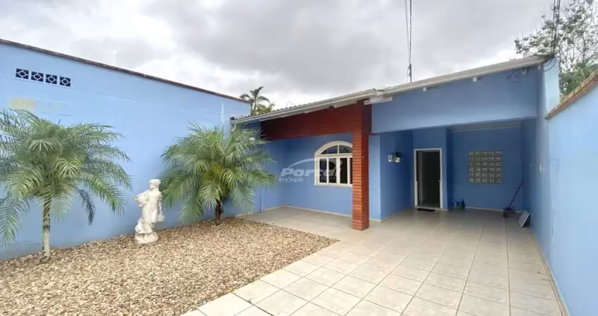 Com 166m² de area construida, 301m² de area total, 3 dormitórios sendo 1 suíte, sala de estar, sala de jantar, cozinha com moveis sob medida, banheiro social, área de serviço e 02 vagas de garagem.