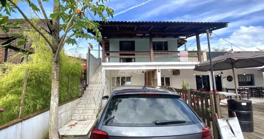 Localizado no piso superior, o imovel contem 03 dormitórios, sala de estar com uma ampla varanda, cozinha e sala de jantar conjugadas, banheiro social, area de serviço e um espaço nos fundos.