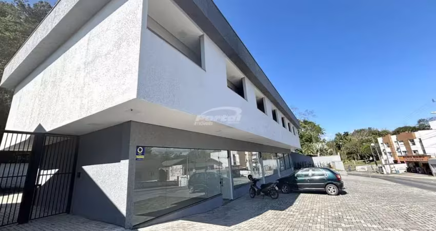 Apartamento de 01 dormitório com sacada, cozinha com moveis sob medida, sala de estar e sala de jantar conjugadas, banheiro social e área de serviço conjugadas e 01 vaga de garagem descoberta.