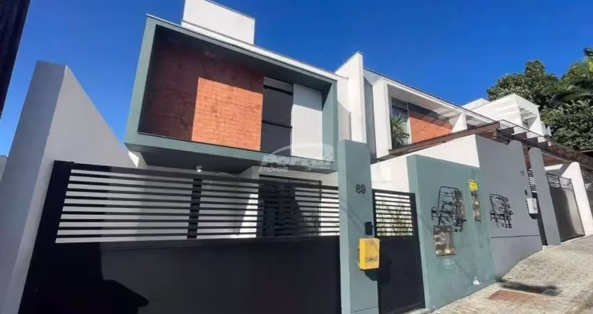 Belissima casa com 02 suítes, ambas com ar-condicionado, cozinha com móveis planejados, sala de estar e sala de jantar integradas, lavabo, area de serviço separada, churrasqueira e 01 vaga de garagem.
