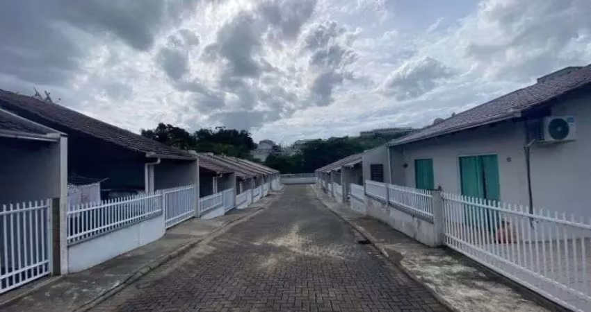 Casa semi mobiliada, 2 dormitórios, condomínio fechado no bairro fortaleza alta.