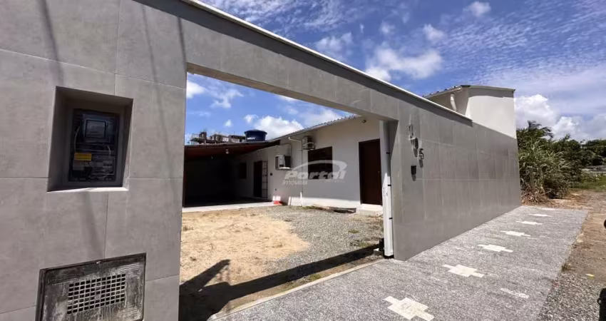 Casa mobiliada disponível para locação no centro em balneário piçarras. (cód. 18222)