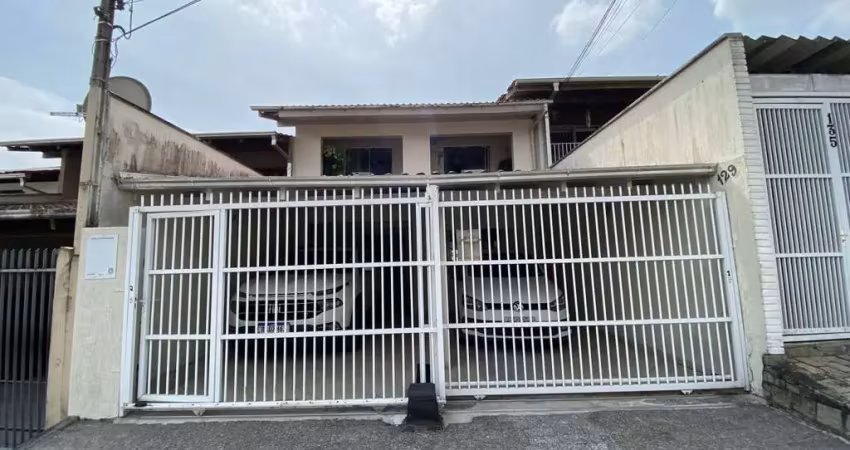 Casa disponível para venda com 3 quartos sendo 1 suíte e 2 vagas no bairro água verde em blumenau!