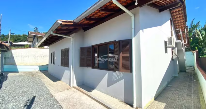 Casa disponivel para locação residencial, comercial ou ambas as finalidades! imóvel com 03 dormitórios sendo 01 suíte, sala de estar, cozinha com móveis sob medida, sala de jantar, espaço para escritó