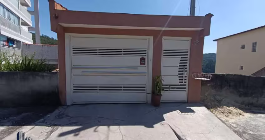 Casa à venda em Cotia/SP na Granja Carolina com tereno de 183m² e área construída de 272m²